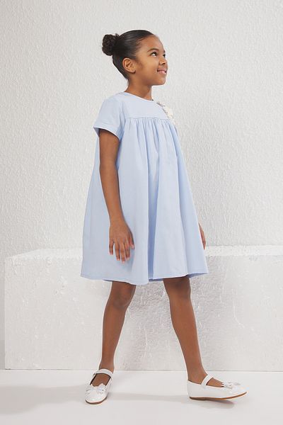 TRENDYOLKIDS Světle modré dámské dětské mini květinové pletené šaty s krátkým rukávem TKDSS25EL00021
