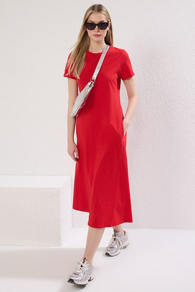 Trendyol Collection Rotes Midi-Strickkleid – einfarbiges T-Shirt, Tasche, TWOSS24EL00169