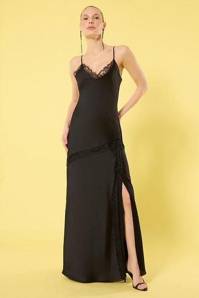 Trendyol Collection Schwarzes, gerades, gerades Spitzen-Maxi-Abendkleid aus gewebtem Satin und Heimkehrkleid