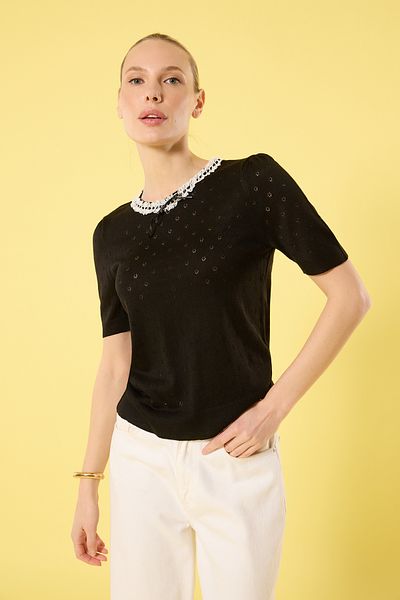 Trendyol Collection Μαύρη λαιμόκοψη με δαντέλα με λεπτομερή διάτρητη πλεκτή μπλούζα TWOSS25BZ00176
