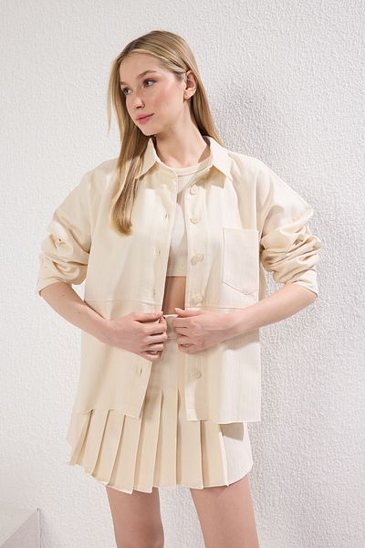 Trendyol Collection Beigefarbene, lässige Gabardine-Jacke mit Spitzendetail und Taschen TWOSS25CE00036
