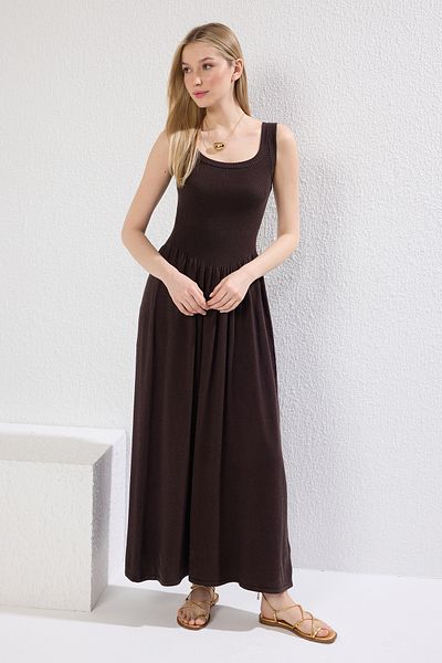 Trendyol Collection Braunes Premium-Midi-Strickkleid – Rundhalsausschnitt, Hosenträger, Spezialgarn TWOSS25EL00333