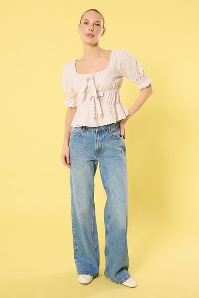 Trendyol Collection Beigefarbene, kurzärmlige, gestreifte, gewebte Bluse mit Schleifendetail TWOSS25BZ00260