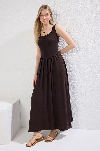 Trendyol Collection Braunes Premium-Midi-Strickkleid – Rundhalsausschnitt, Hosenträger, Spezialgarn TWOSS25EL00333