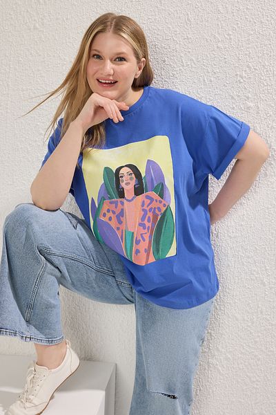 Trendyol Curve Plus Size Saks Kolorowa bawełniana koszulka z nadrukiem - Tbbss25Bf00041