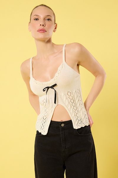 Trendyol Collection Strickbluse mit Knochenband und detaillierten Trägern TWOSS25BZ00188