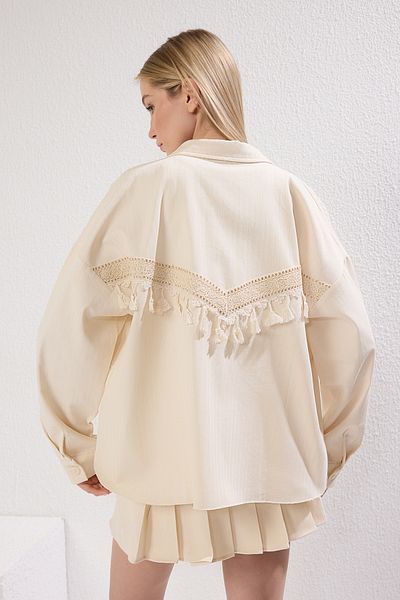 Trendyol Collection Beigefarbene, lässige Gabardine-Jacke mit Spitzendetail und Taschen TWOSS25CE00036