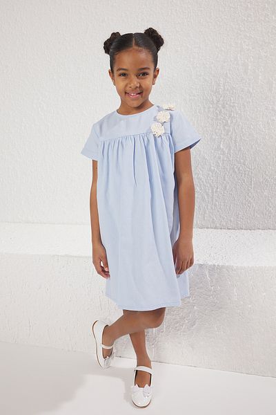 TRENDYOLKIDS Světle modré dámské dětské mini květinové pletené šaty s krátkým rukávem TKDSS25EL00021