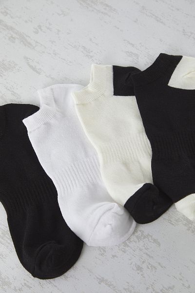 Trendyol Collection Packung mit 4 Unisex-Baumwollsocken in Schwarz-Ecru – kurze Größe/unsichtbar TMNSS25CO00006