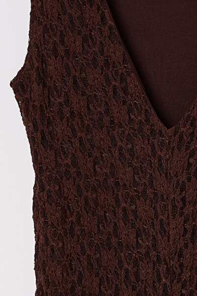 Trendyol Collection Limitovaná edice Hnědé krajkové Bodycon elastické pletené šaty Twoss25El00485