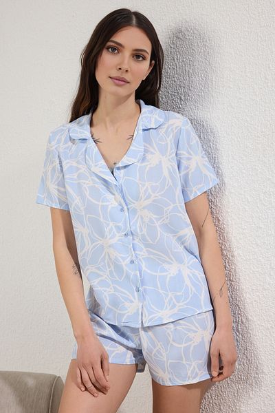 Trendyol Collection Set de pijamale țesute cu pantaloni scurți Shally cu flori albastre THMSS25PT00306