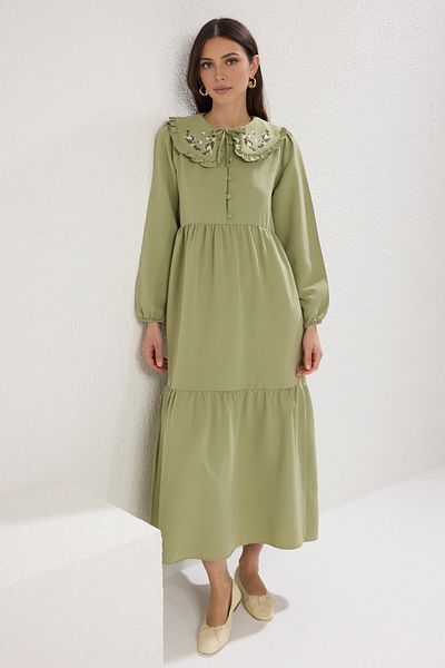 Trendyol Modest Gewebtes Kleid im Leinen-Look mit halbem Knopfleiste und grünem, besticktem Ausschnitt TCTSS23EB00257
