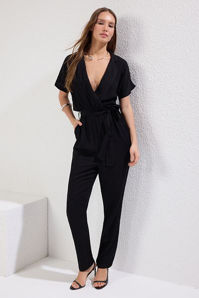 Trendyol Collection Schwarzer, gewebter, langer, drapierter Jumpsuit mit Gürtel TWOSS19LJ0158