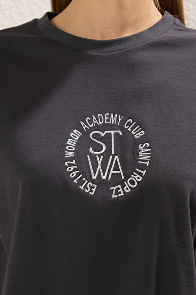 Trendyol Collection Μπλουζάκι με κέντημα από ανθρακί Crop Crew Neck - 100% βαμβάκι TWOSS23TS00229