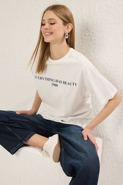 Trendyol Collection Bavlněné tričko se širokým střihem s potiskem Ecru Slogan – Twoss19Gh0034