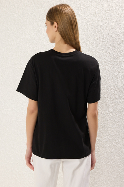 Trendyol Collection Premium-T-Shirt mit schwarzem Melange-Print in Übergröße/breiter Passform und Rundhalsausschnitt TWOSS23TS00282