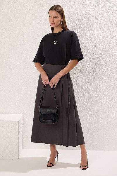 Trendyol Modest Anthrazitfarbener, plissierter, detaillierter Webrock TCTAW25EE00007