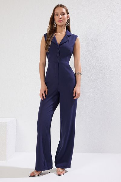 Trendyol Collection Marineblauer gewebter Jumpsuit mit Jacke, Kragen und Knopfleiste TWOSS23TU00130