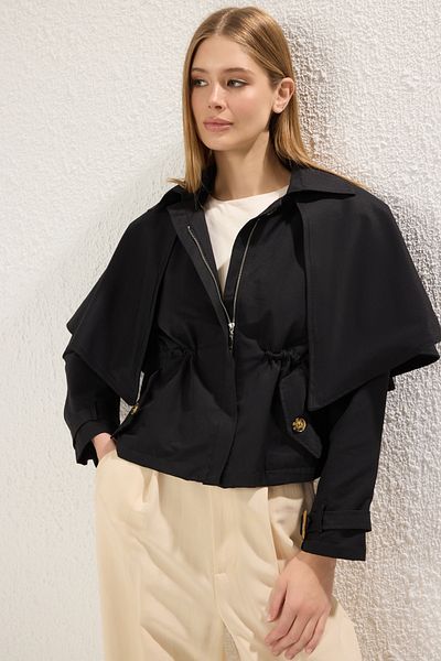 Trendyol Collection Černý odnímatelný kousek Detailní elastický pas Běžný krátký trenčkot TWOSS25TR00003