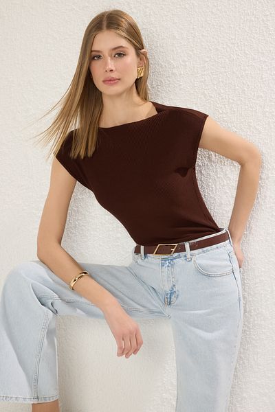 Trendyol Collection Braune, dünne Strickbluse mit Stehkragen TWOSS25BZ00467