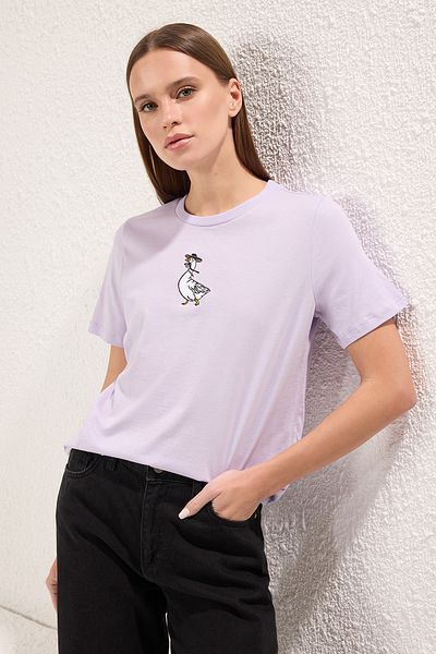 Trendyol Collection Lila besticktes, normales T-Shirt aus 100 % Baumwolle – TWOSS24TS00160