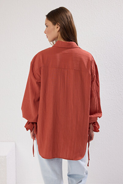 Trendyol Collection Koronkowa, kafelkowa koszula ze szczegółową teksturą TWOSS24GO00087