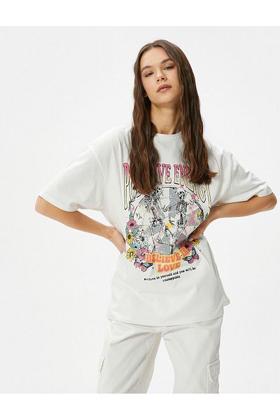 Koton Bedrucktes T-Shirt, kurze Ärmel, Rundhalsausschnitt, bequeme Passform, Baumwolle