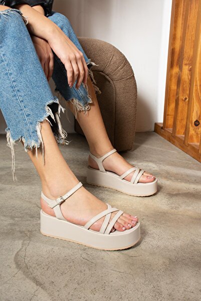 ShoeTek صندل نسائي من Oriana بحزام متقاطع من الجلد باللون البيج