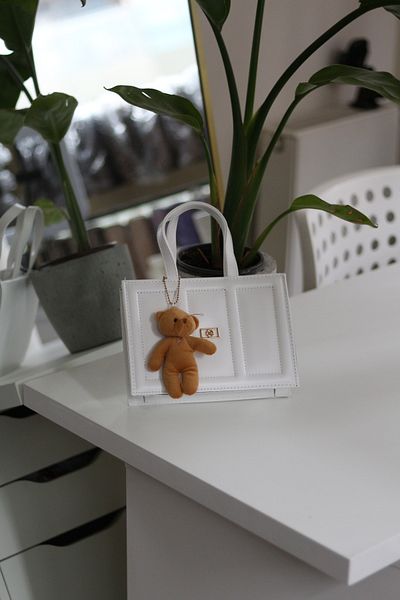 Moom Bag Geantă de umăr de damă cu dungi albe cu mascotă ursuleț