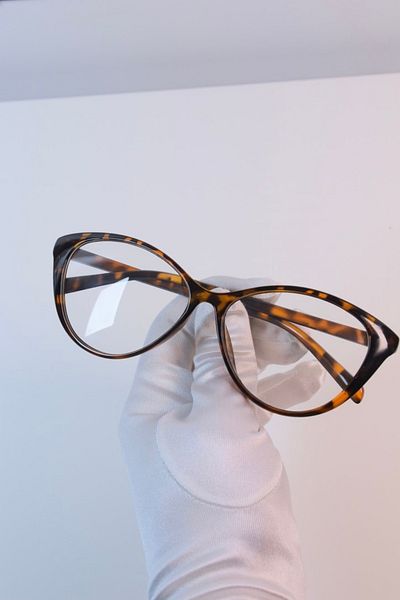 LOOKUP The Cat Eye Glasses with Blue Light Protection are Optically Compatible and Relax in Computer Television vs. Use.