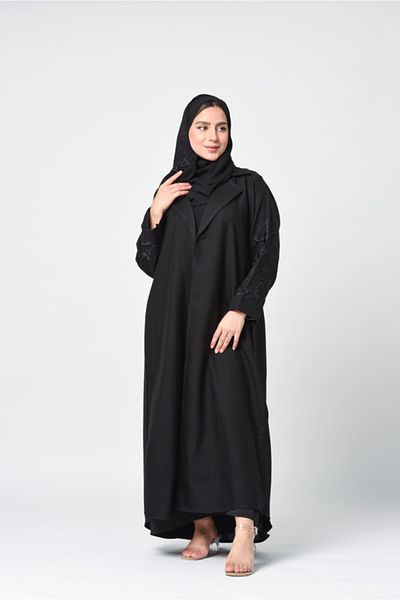 outline عباية رسمية سوداء مع تطريز وردة سوداء على الأكمام