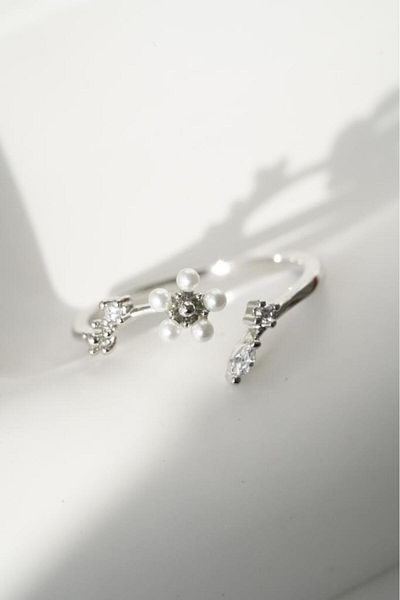 AŞIK ACCESSORIES Adjustable Elegant Flower Ring with Pearls