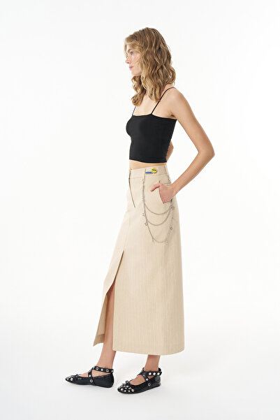 Quzu Önden Yırtmaçlı İnce Çizgili Aksesuarlı Midi Boy Etek Bej