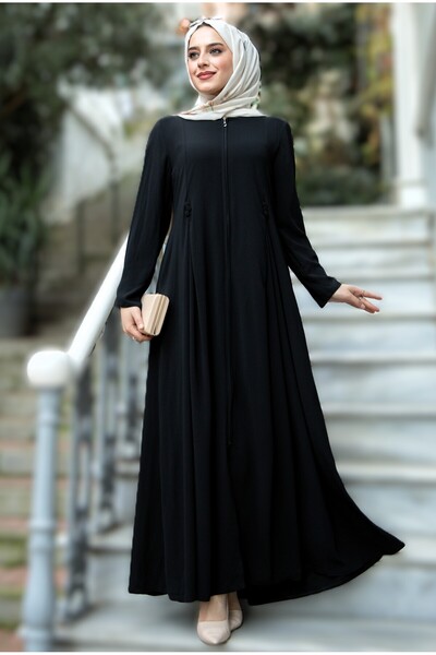 Butik Lüks kumaştan yapılmış, uzun kollu ve şık fermuarlı kadın feracesinin modern tasarımı.