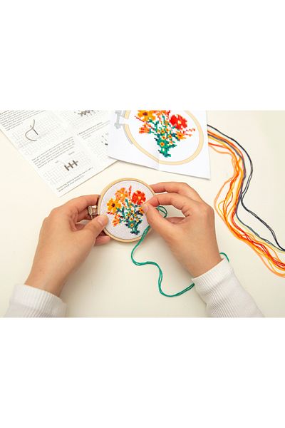 Kikkerland Mini Cross Stitch Embroidery Set – Flowers