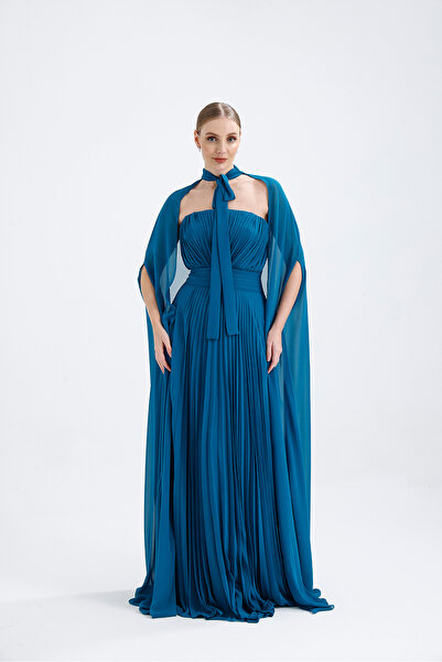 Atelier Pret 𝐀𝐃𝐄𝐋 Straplez Yakalı Pliseli Şifon Pelerinli Abiye Elbise