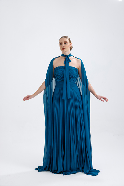 Atelier Pret 𝐀𝐃𝐄𝐋 Straplez Yakalı Pliseli Şifon Pelerinli Abiye Elbise