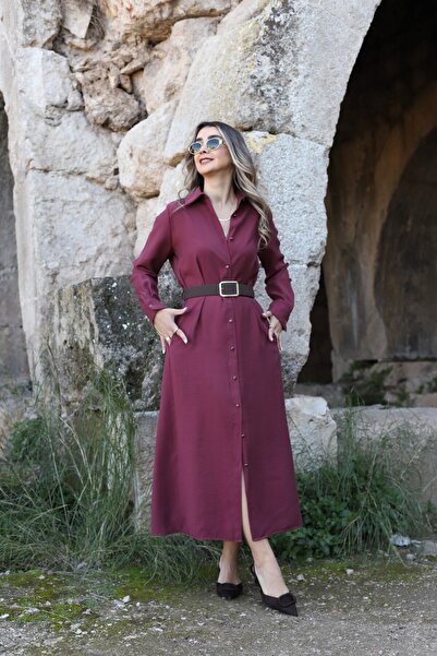 bytugcekaya فستان قميص من قماش تينسل باللون العنابي مع حزام