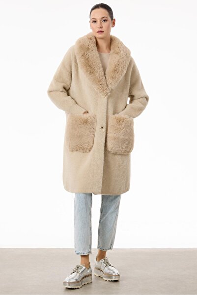 Tığ Triko Yakası Ve Cepleri Kürklü Triko Kaban BEJ