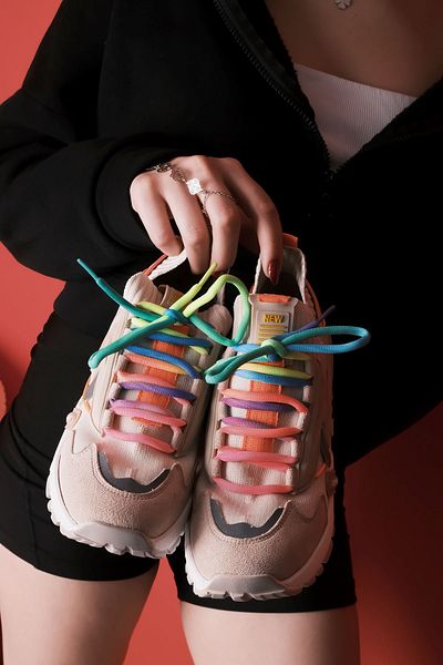 Lal Shoes & Bags حذاء رياضي نسائي ملون برباط من Darling - كريمي