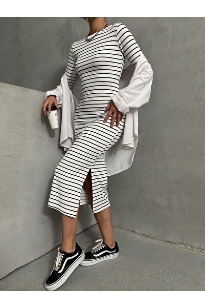 BEJNA Biała rozciągliwa sukienka w paski z dzianiny - długi rękaw i rozcięcie