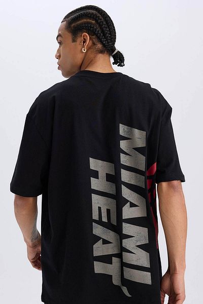 DeFacto DeFactoFit NBA Miami Heat Oversize φαρδιά εφαρμογή με λαιμόκοψη αθλητικό κοντομάνικο μπλουζάκι E0067AX25SP