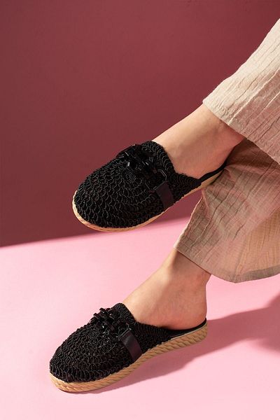 FUGA MODA Черни чехли Rosetta с катарами и бродерия от слама, затворени отпред