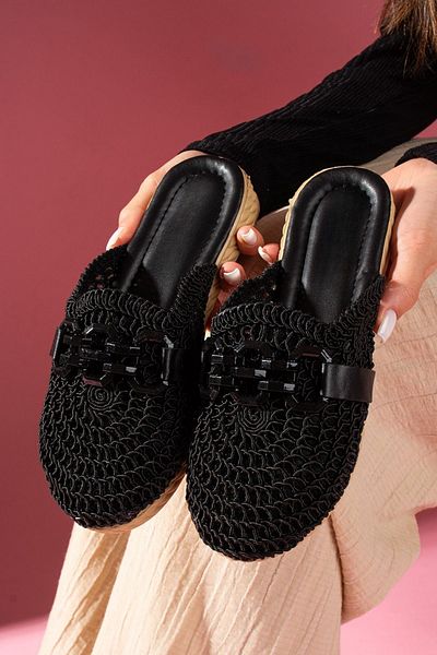 FUGA MODA Черни чехли Rosetta с катарами и бродерия от слама, затворени отпред