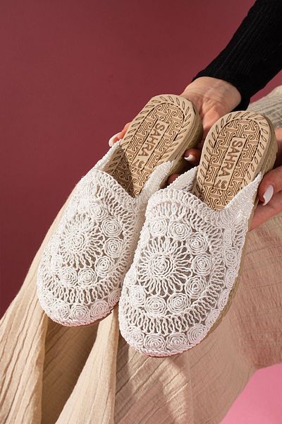 FUGA MODA Eloria White Oval Straw Embroidered Closed Front Slippers