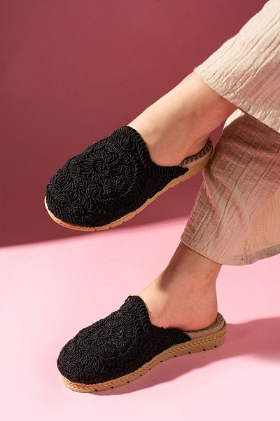 FUGA MODA Παντόφλες Eloria Μαύρες Οβάλ Ψάθινες Κεντημένες Κλειστές Μπροστά