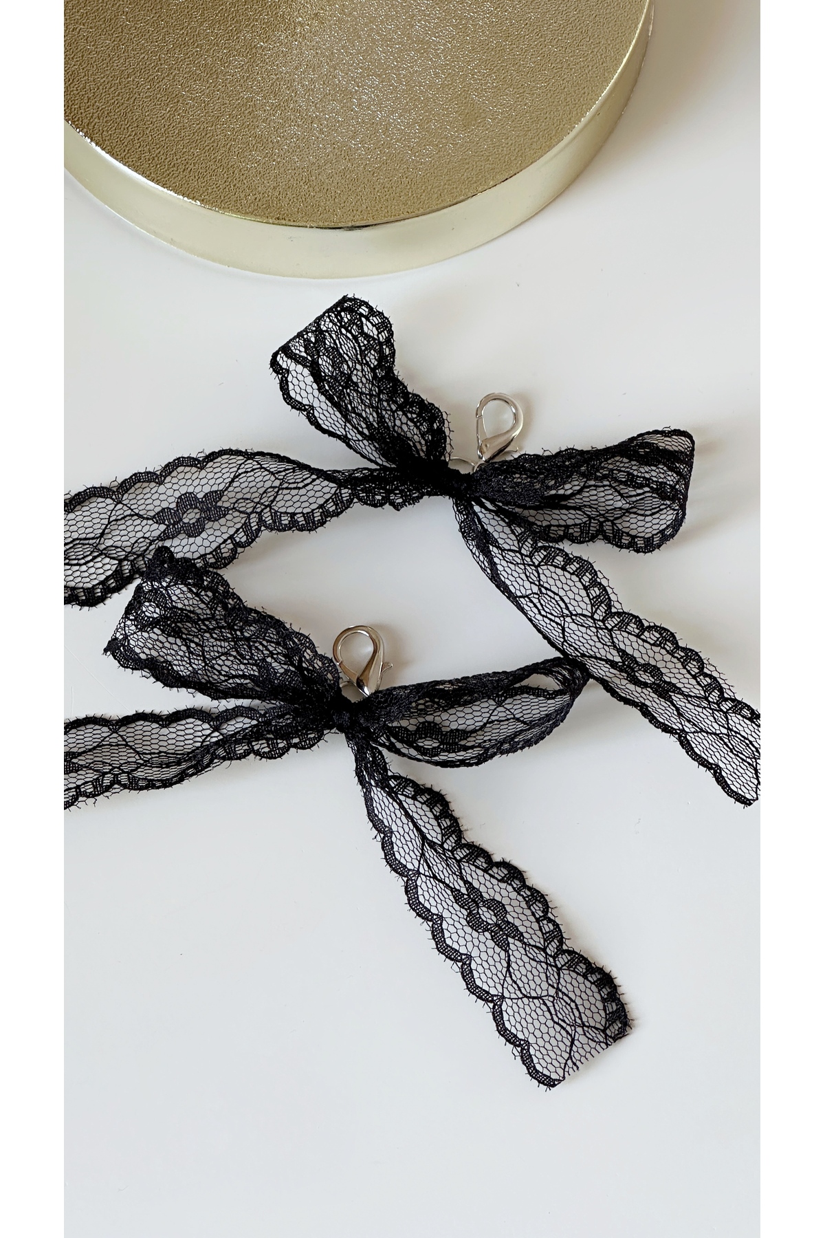 Âlâ Atelier 1 çift siyah dantel fiyonlu ayakkabı charmı, spor ayakkabı charmı...