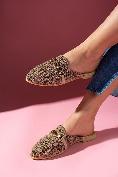 FUGA MODA Παντόφλες Novella Mink με ζώνη αλυσίδας και λεπτομέρεια με κλειστή μπροστινή πλευρά