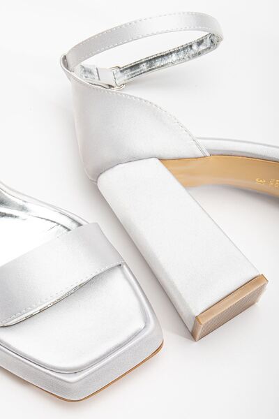 Hayalimdeki Ayakkabı Matilda Stříbrné Saténové Boty na silném podpatku s otevřenou špičkou