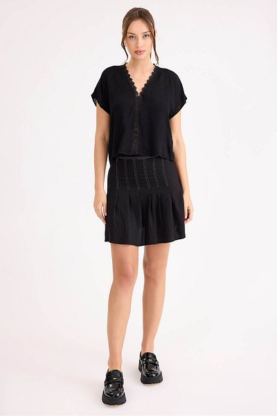 Vitrin V-Neck Laced Short Sleeve Linen Blouse